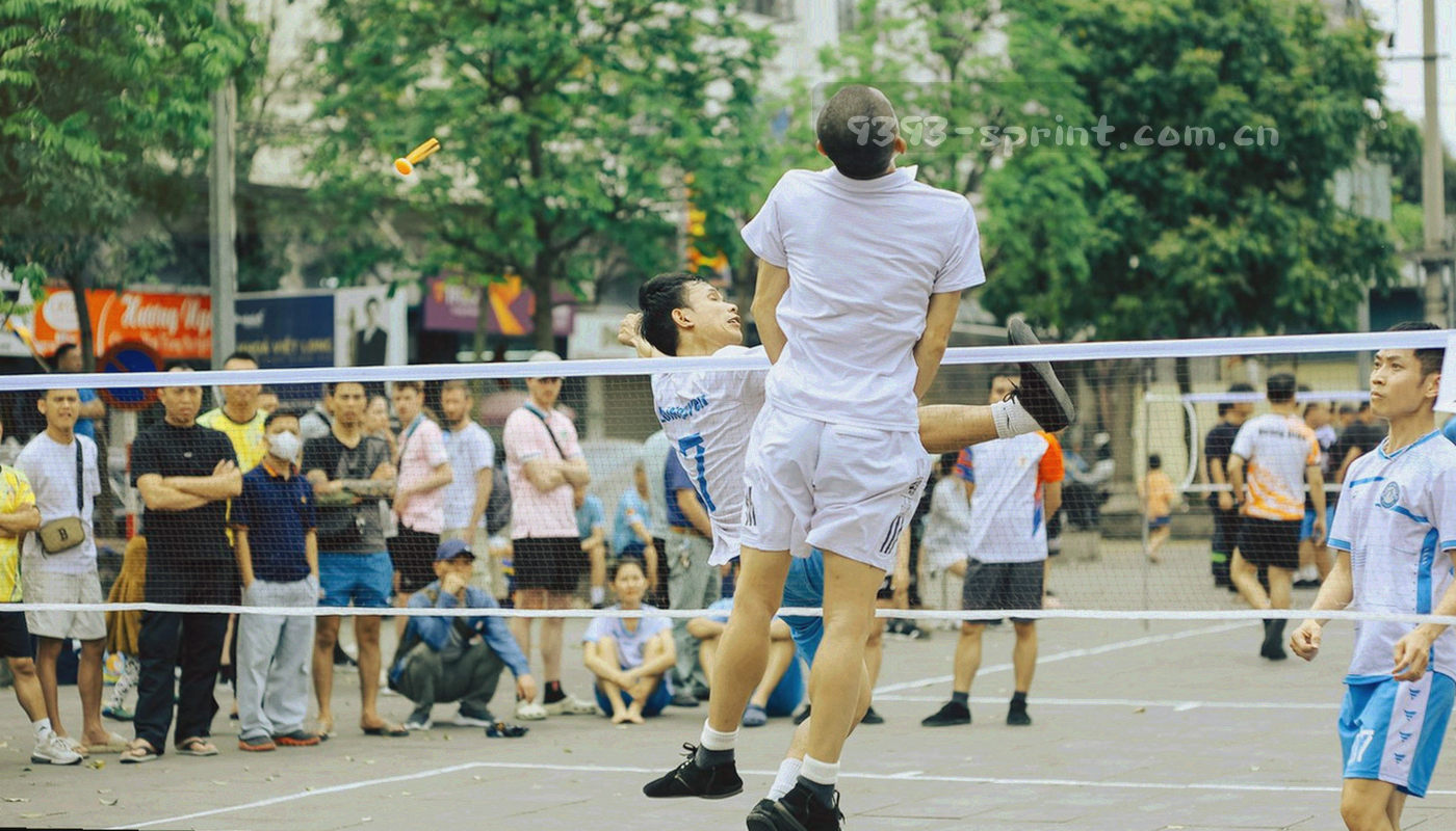 从球场通道口望向看台的斜射光线，看台几何结构清晰，画面中没有正面人物